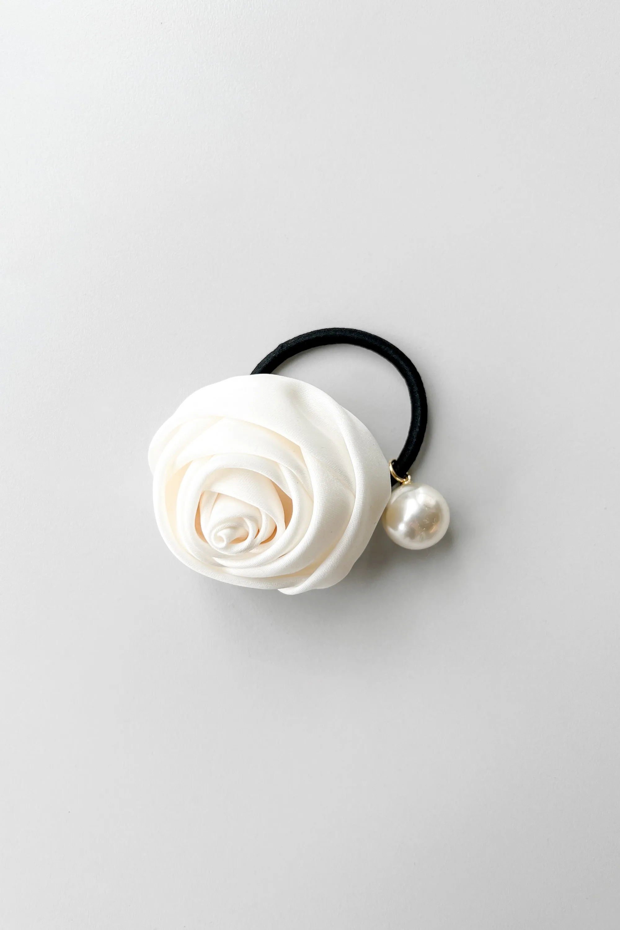 HAIR TIE WITH OVERSIZED FLOWER AND PEARL