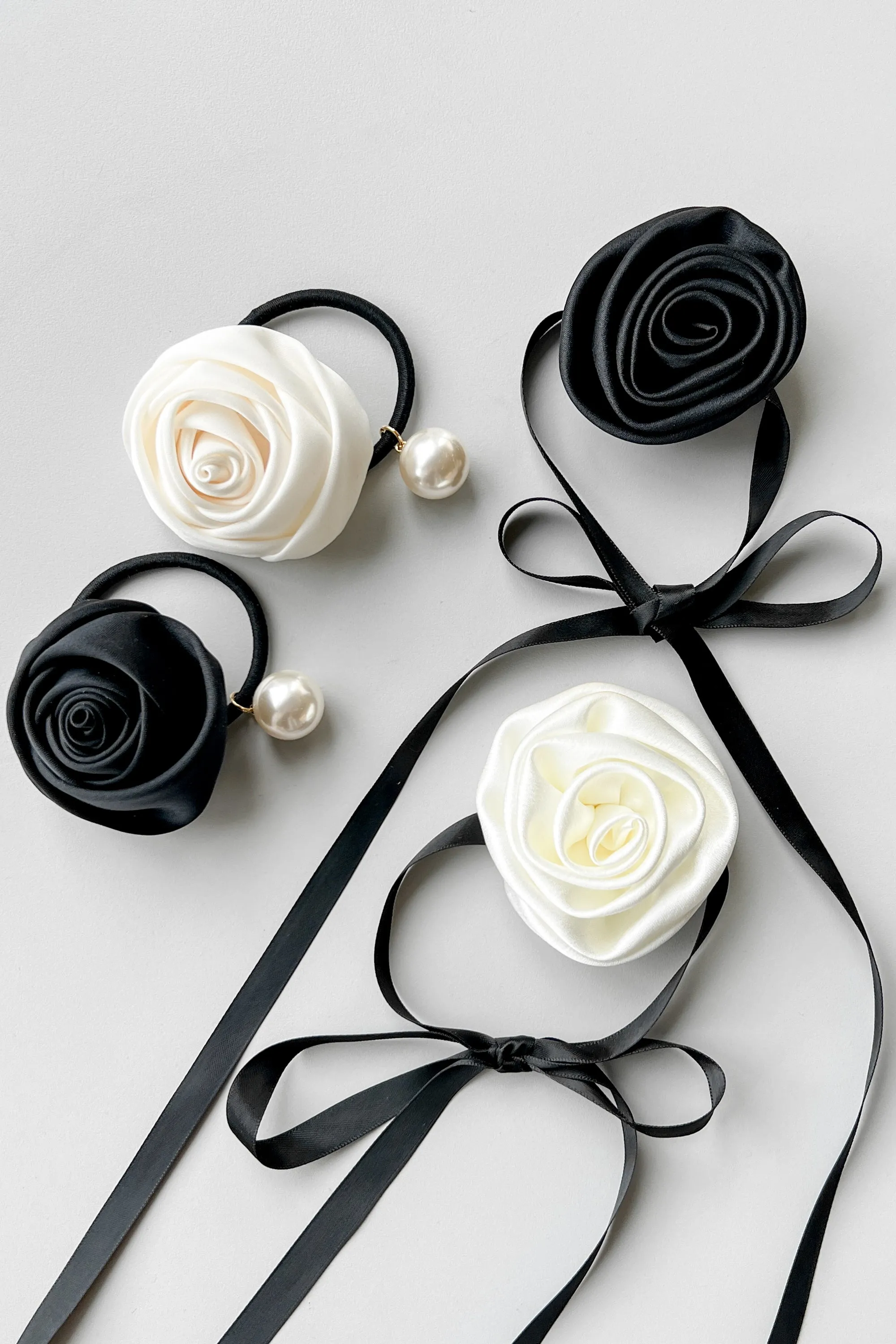 HAIR TIE WITH OVERSIZED FLOWER AND PEARL