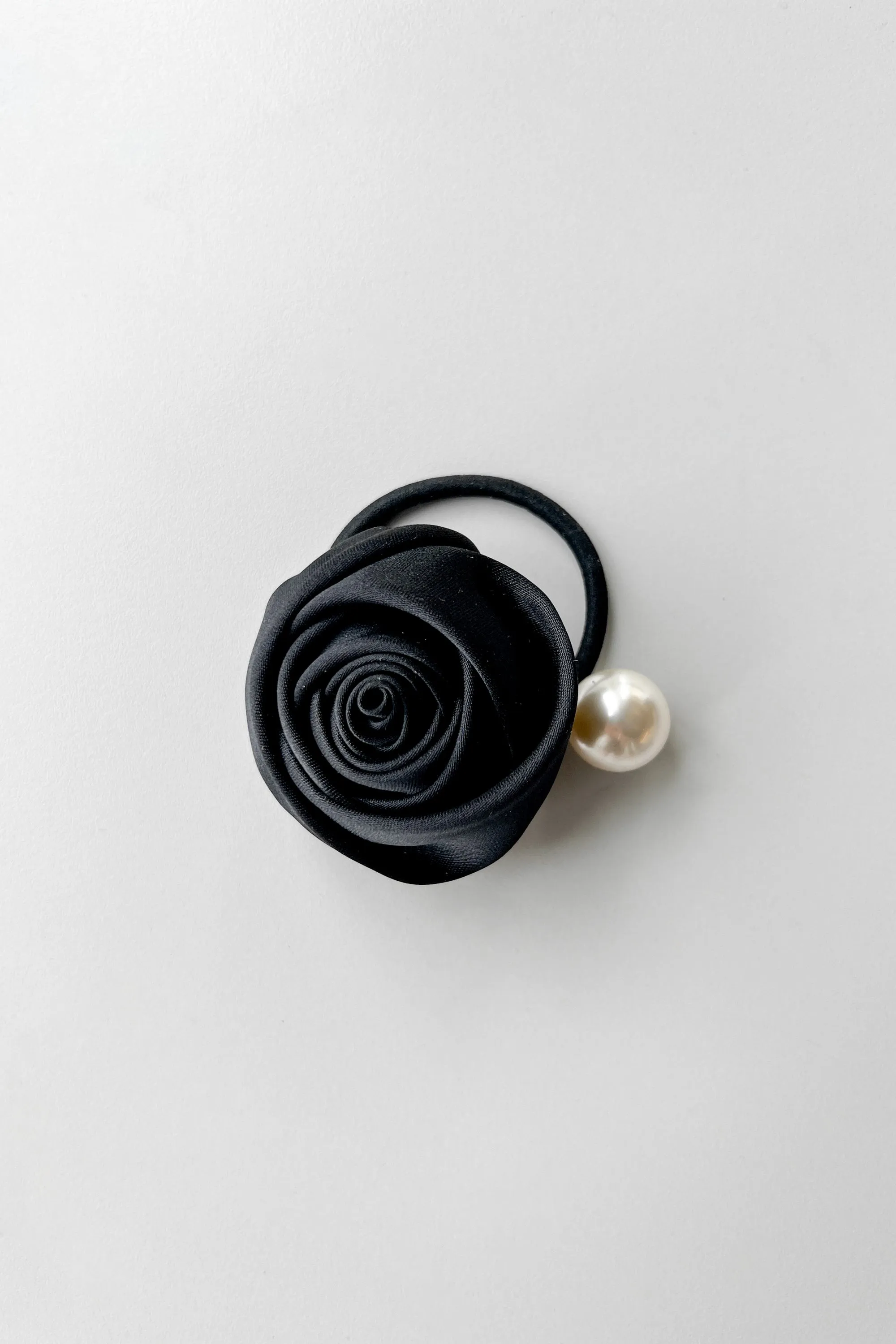 HAIR TIE WITH OVERSIZED FLOWER AND PEARL