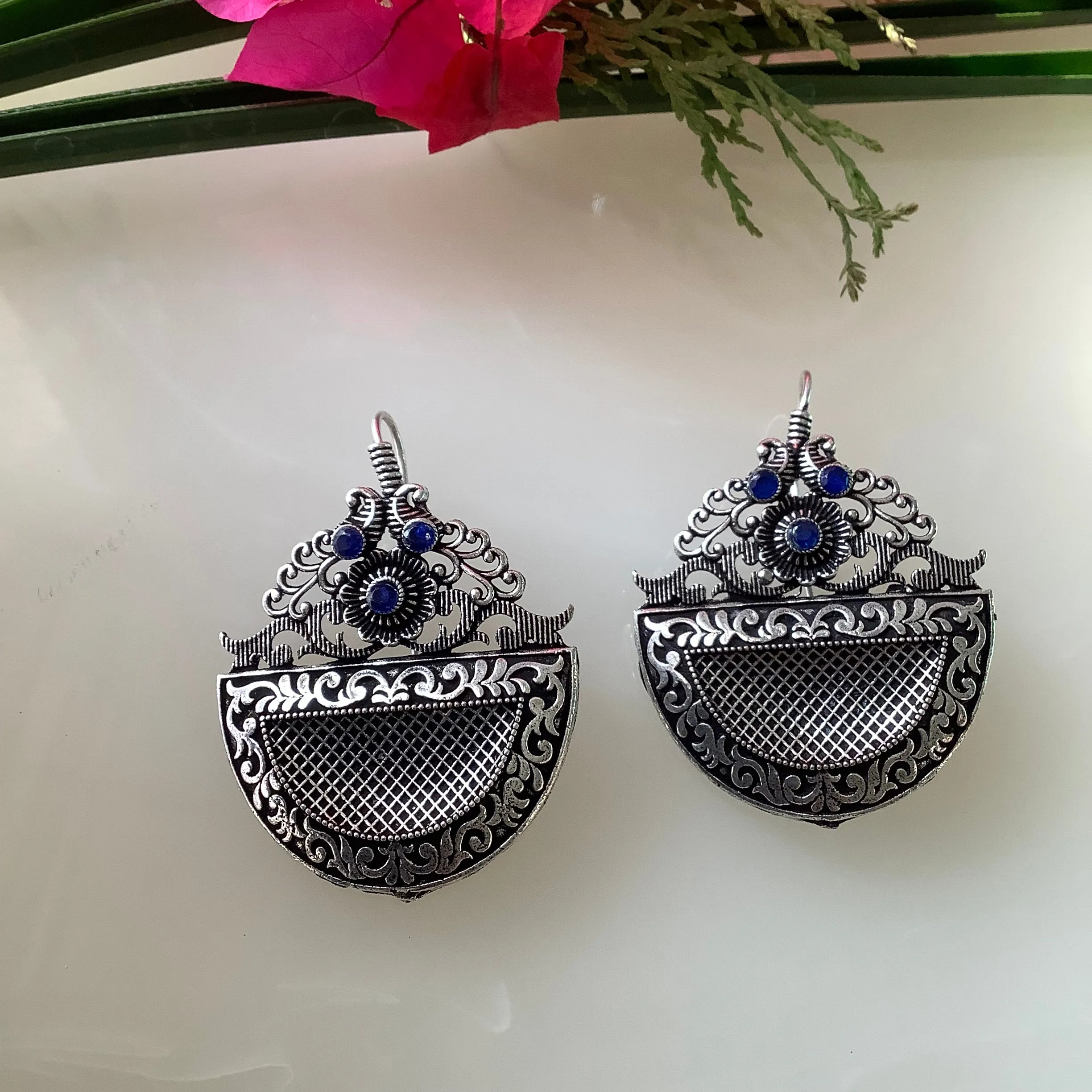 Salvanity German Silver Concave Earrings